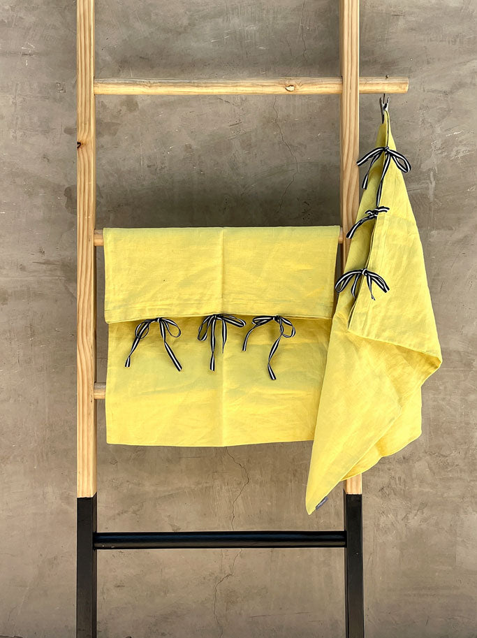 Funda Cojín Mostaza 70 x 50 cms. Cintas