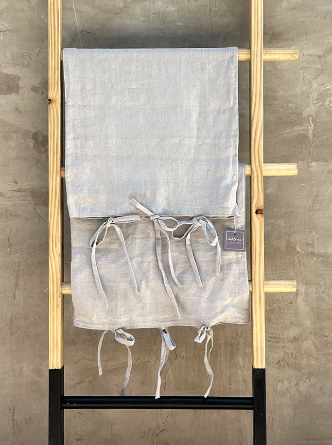 Funda Cojín Lino Gris Agua  Alto Gramaje 90 x 50 con amarritas